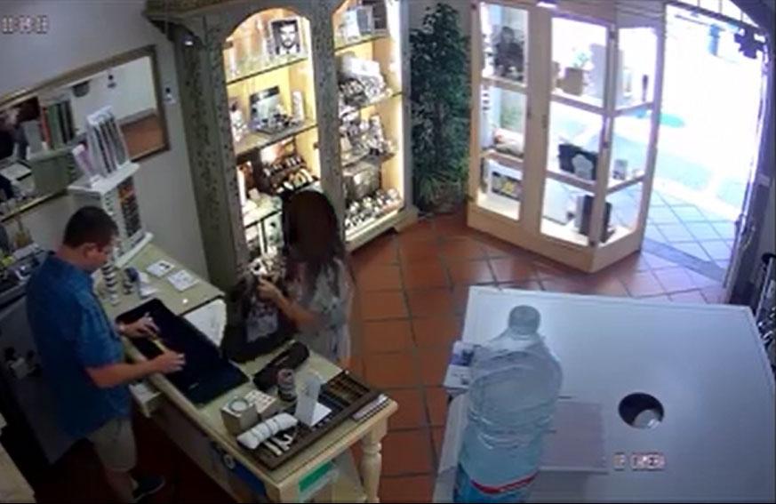 Un fermo immagine del video dentro la gioielleria