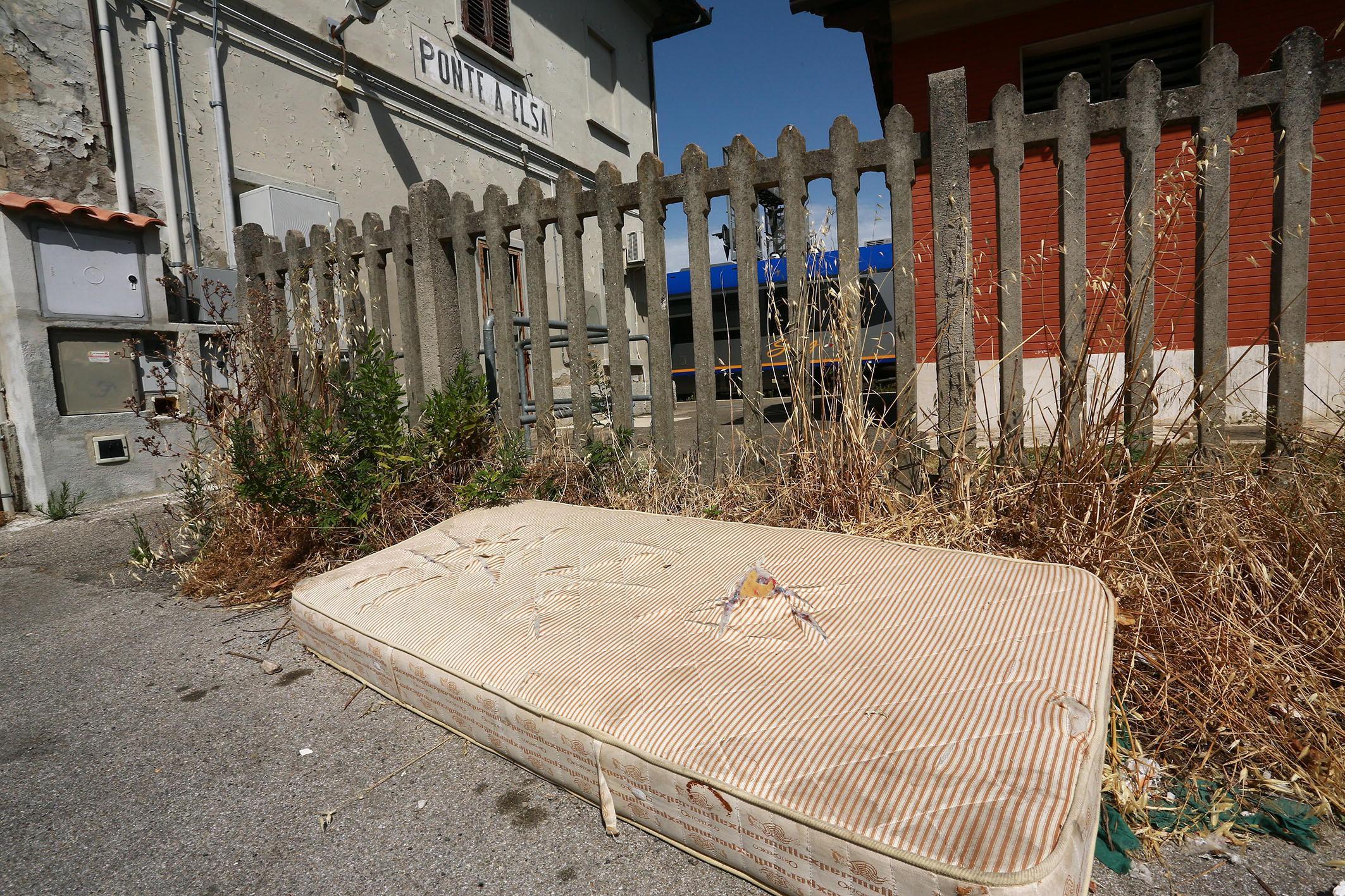 L'ingresso della stazione a Ponte a Elsa (foto agenzia Sestini)