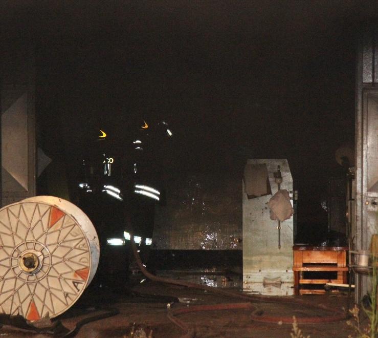 Va a fuoco un telaio incendio in una tessitura 