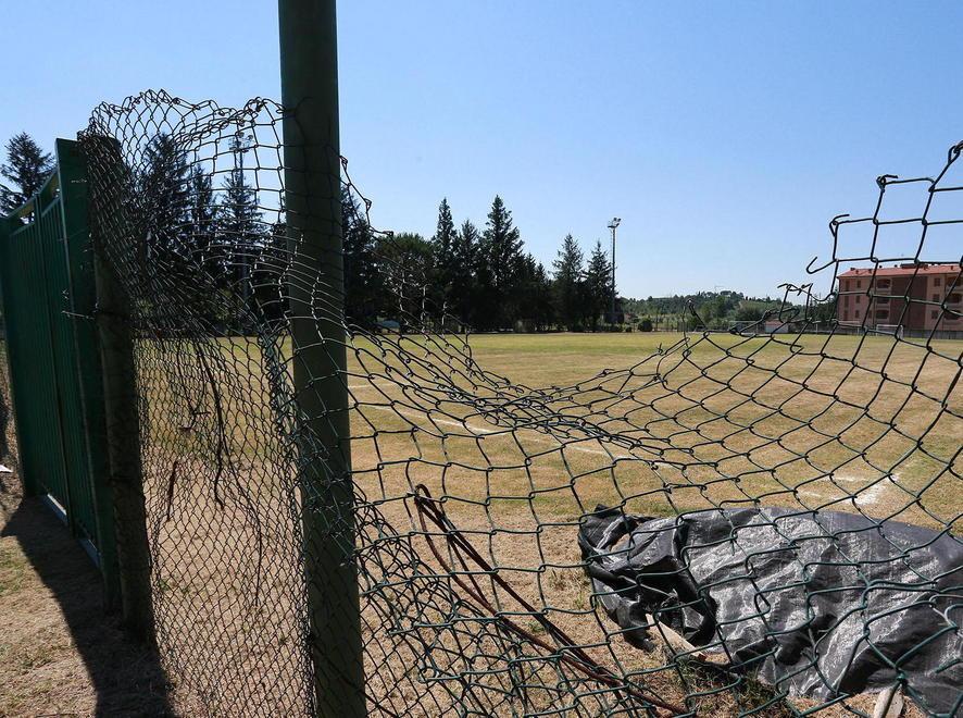 Tensione con i profughi occupato il campo sportivo 