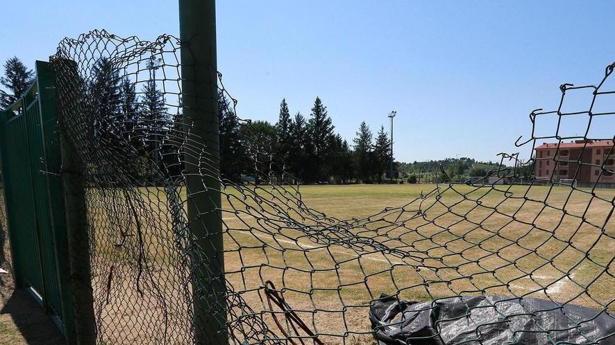 Tensione con i profughi occupato il campo sportivo