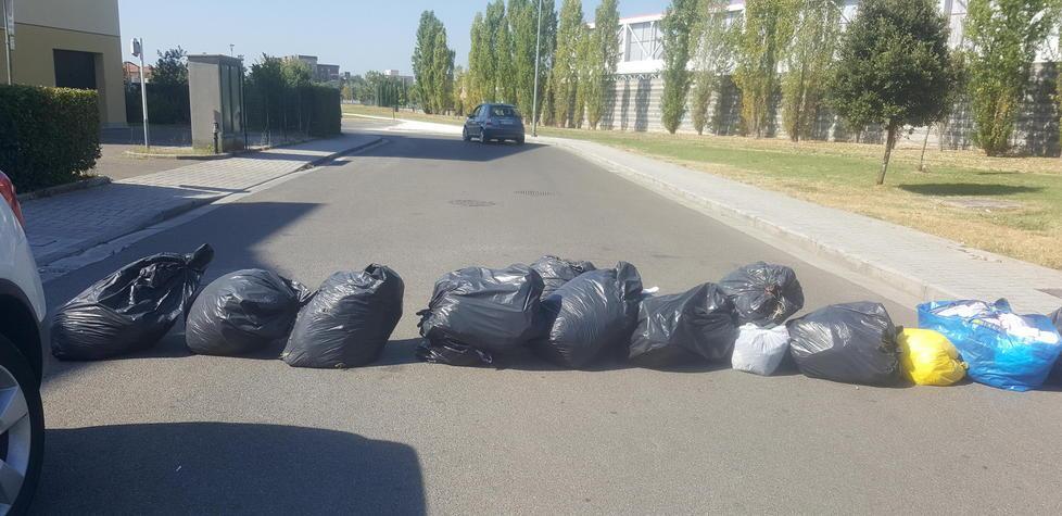 Sacchi in strada per il mancato ritiro
