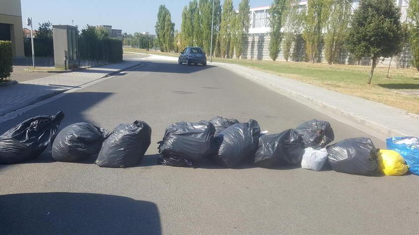 Sacchi in strada per il mancato ritiro