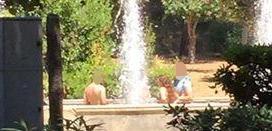 Il bagno nella fontana scatena le reazioni 