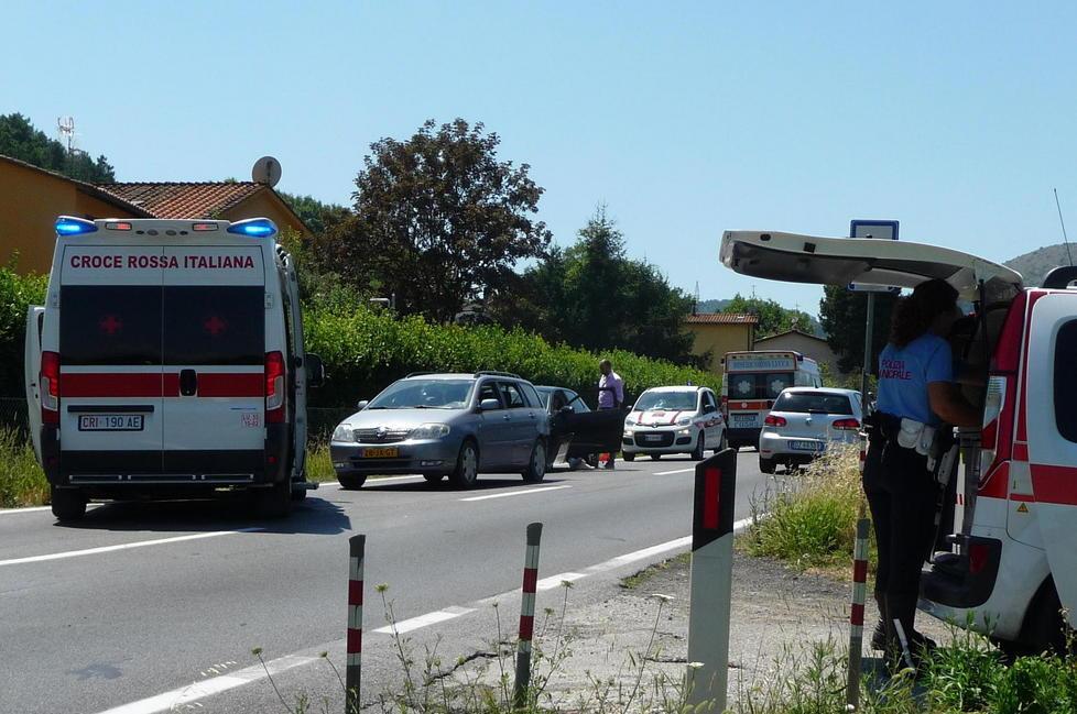 Tamponamento fra tre auto sulla via per Pisa