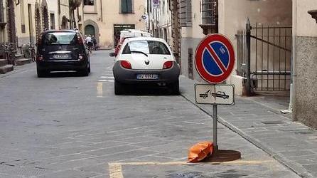 «Le auto in sosta in via della Zecca non danno fastidio»
