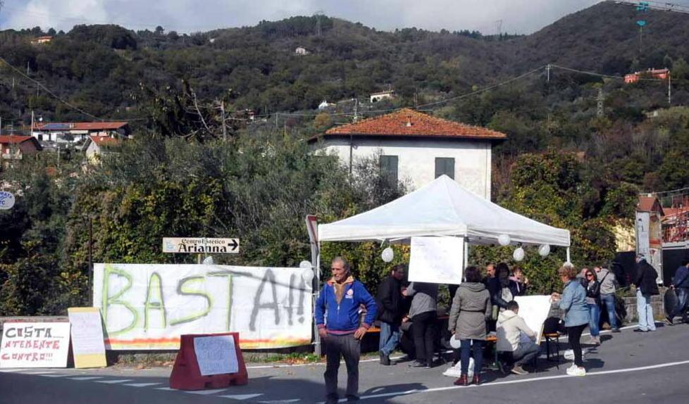 «Odori nauseanti dall’area industriale» Tutti contro Costa 