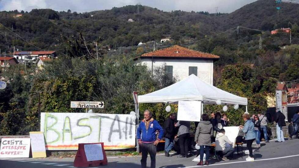 «Odori nauseanti dall’area industriale» Tutti contro Costa