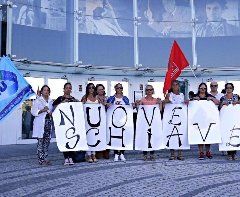 Incatenate davanti al The Space