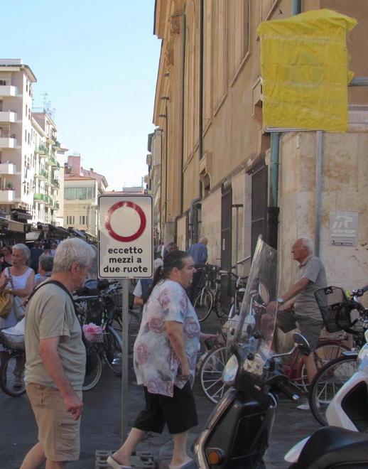 Zona pedonale? Macché, manca l’ordinanza... 