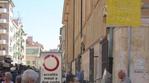 Zona pedonale? Macché, manca l’ordinanza...