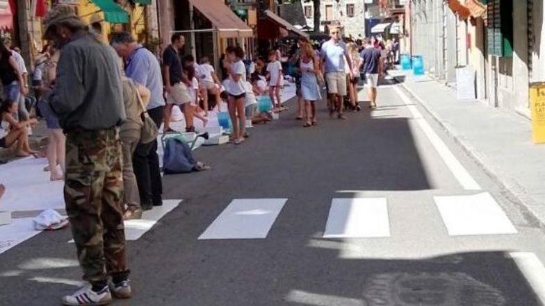 Piccoli e anziani insieme per “Coloriamo”