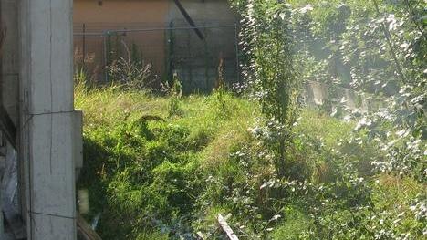 Un cantiere bloccato da 4 anni I residenti: «Rischio igienico»