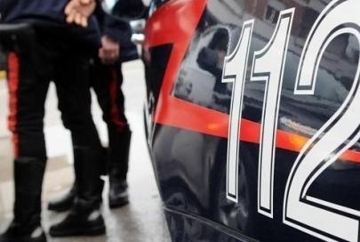 Ubriaco rovescia i tavolini della distesa estiva del bar
