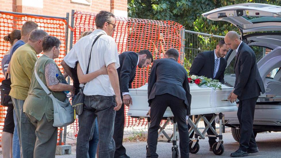 In lacrime gli allievi di Giulia La mamma li va ad abbracciare