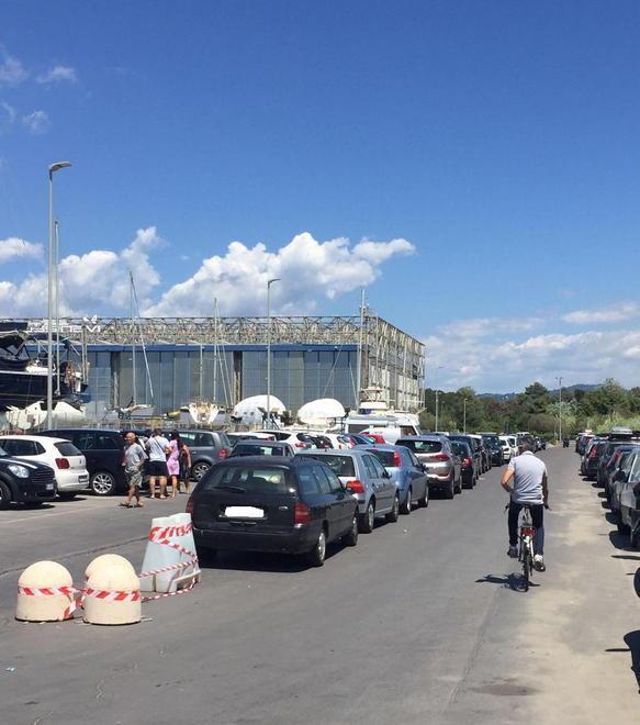 Auto parcheggiate in zona Muraglione in Darsena