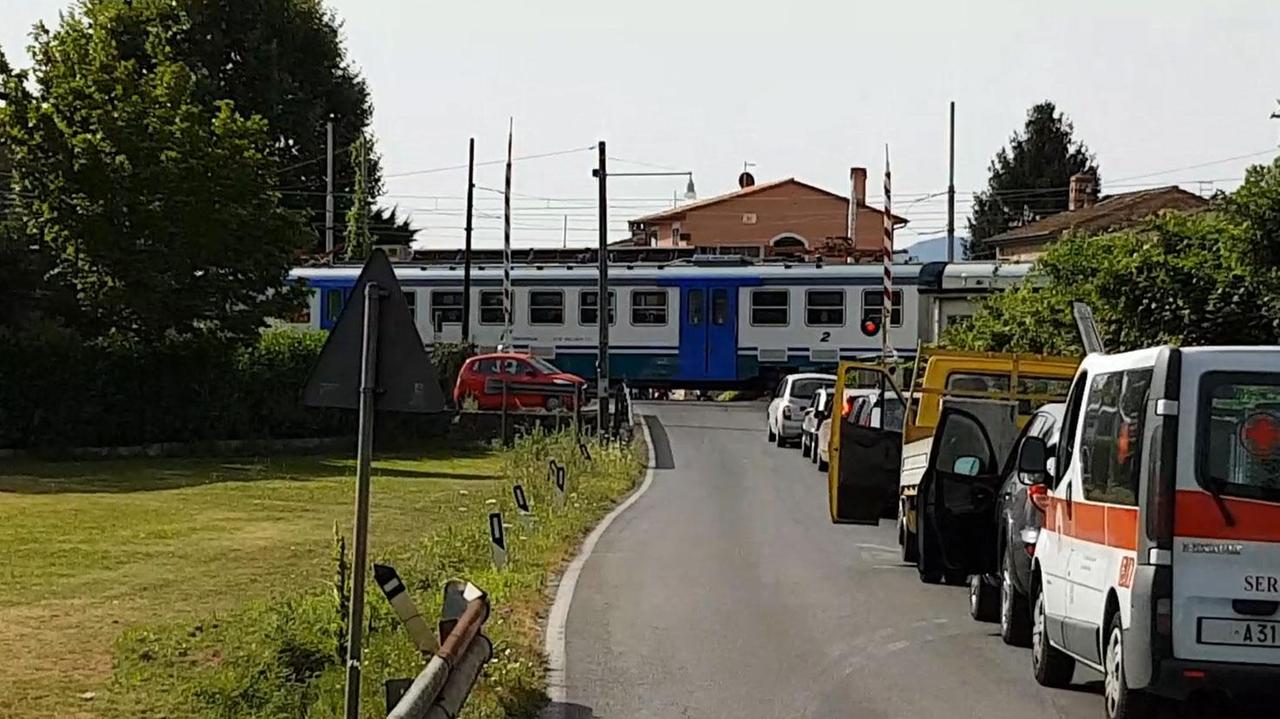 Il treno passa con le sbarre alzate - Video