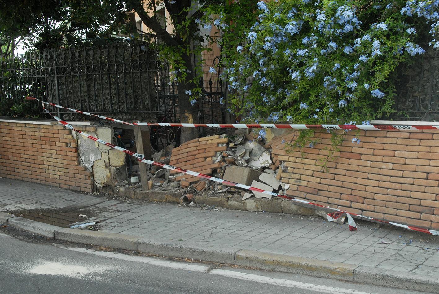 Il muro sfondato dal furgone in via Laconi