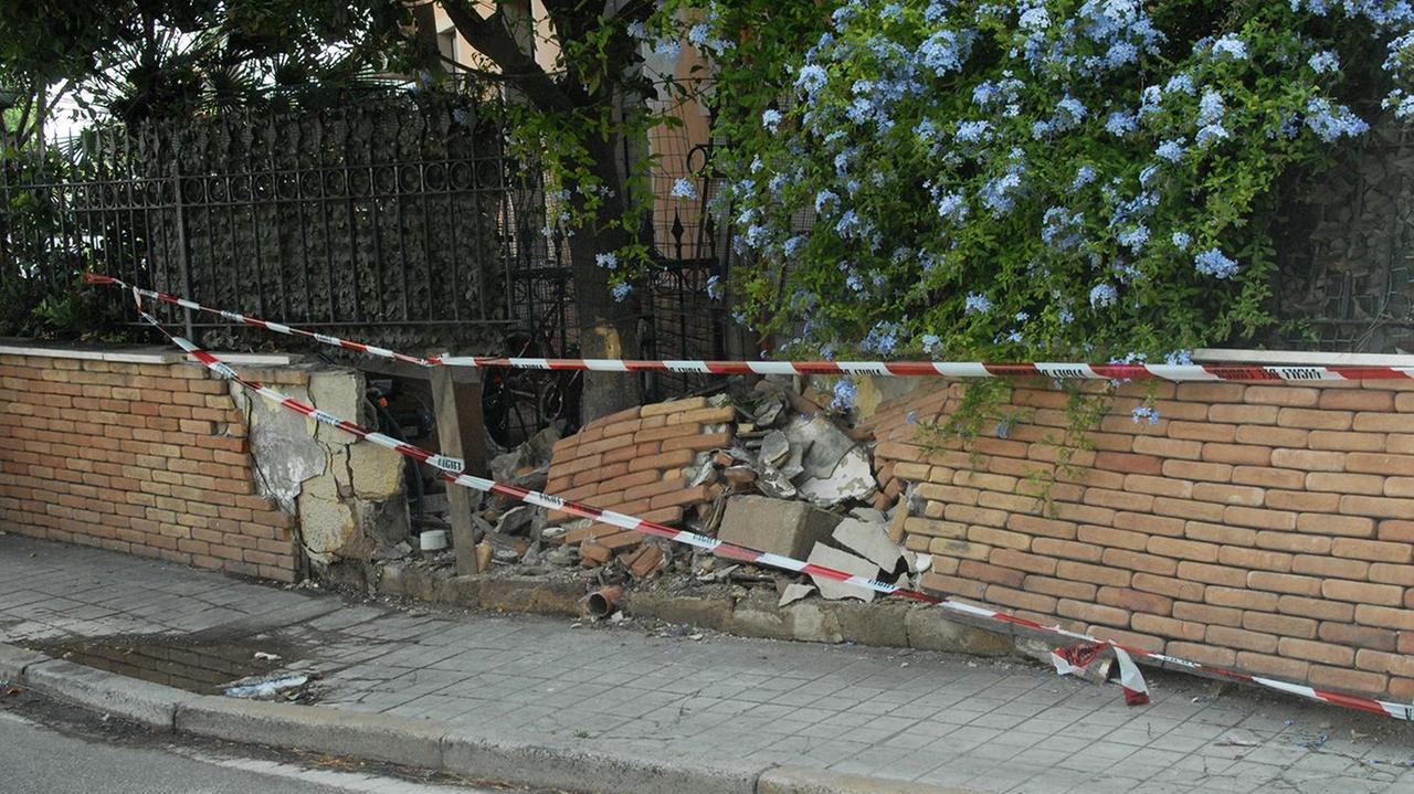Il muro sfondato dal furgone in via Laconi