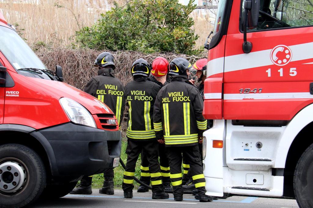 Vigili del fuoco al lavoro in una foto di archivio