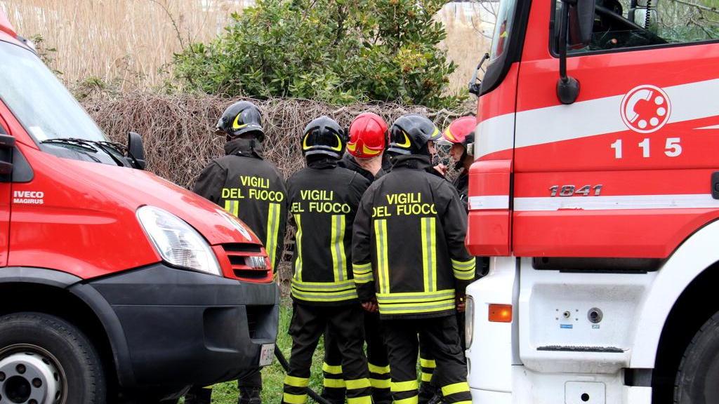 Vigili del fuoco al lavoro in una foto di archivio