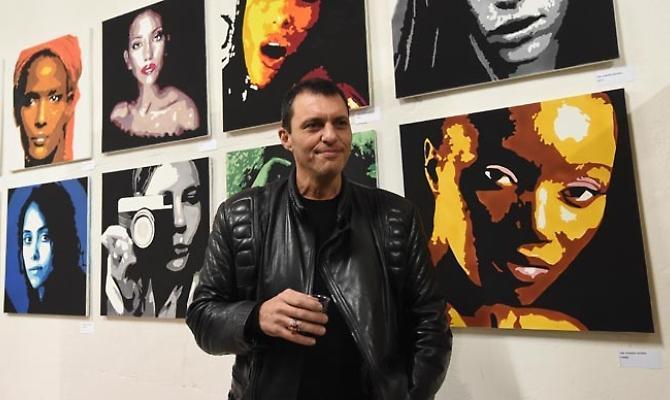 Francesco Ciancabilla accanto alle sue ultime opere