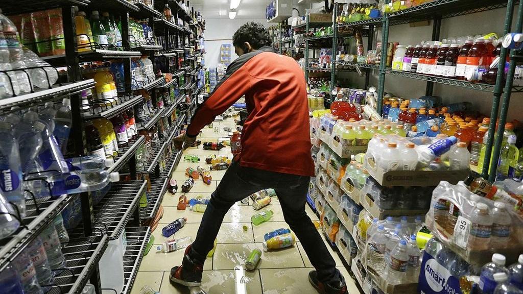 Spezzarsi la schiena di notte fra gli scaffali per 7 euro lordi l’ora