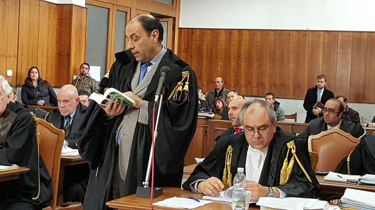 L'avvocato Putzolu in piedi, al suo fianco il procuratore Fiordalisi