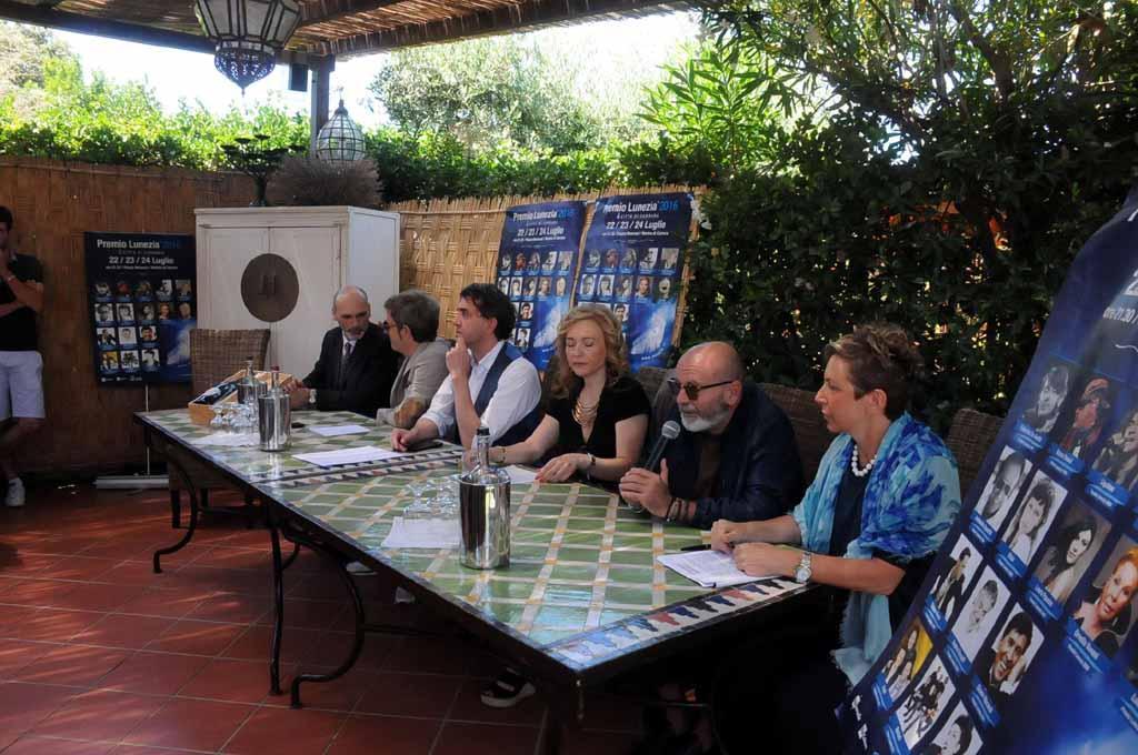 Parte Lunezia in piazza Menconi tra giovani e “big” 