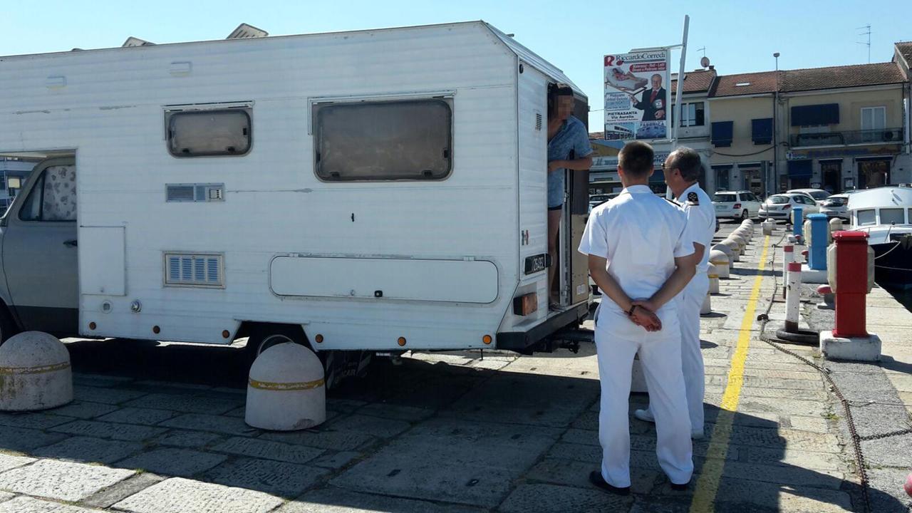 I controlli della Guardia Costiera al camper abusivo (foto Capitaneria di Porto)
