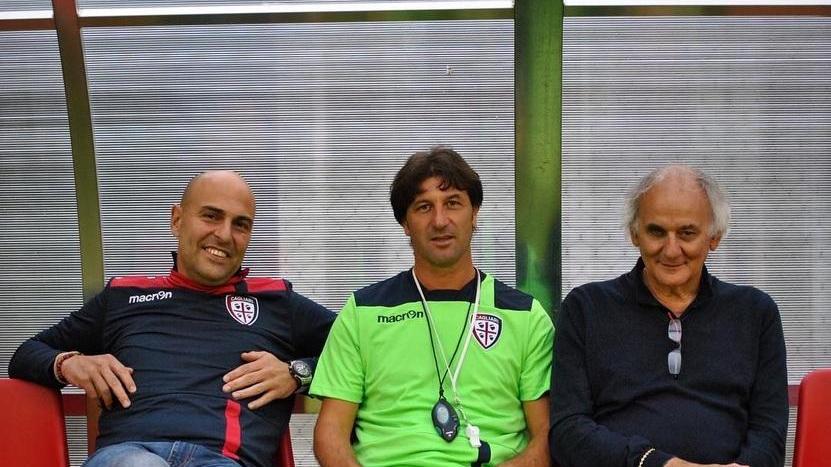 Il tecnico rossoblù Rastelli (al centro) insieme al presidente Giulini e al diesse Capozzucca