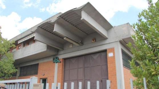 Il tetto dell'azienda da dove è precipitato il muratore