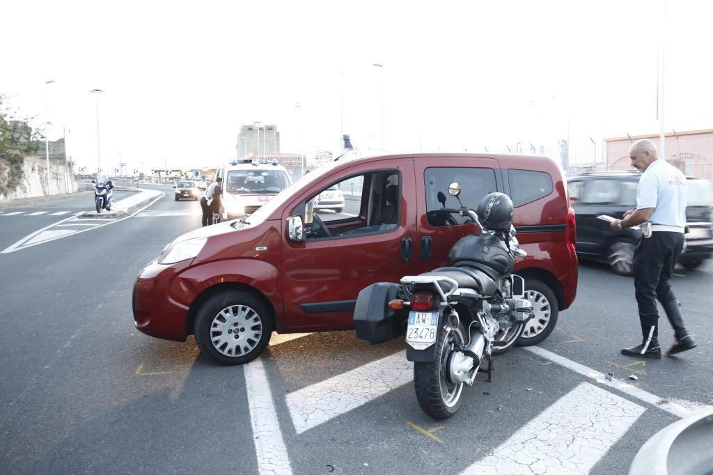 Fa inversione a U e colpisce una moto: 30enne in ospedale