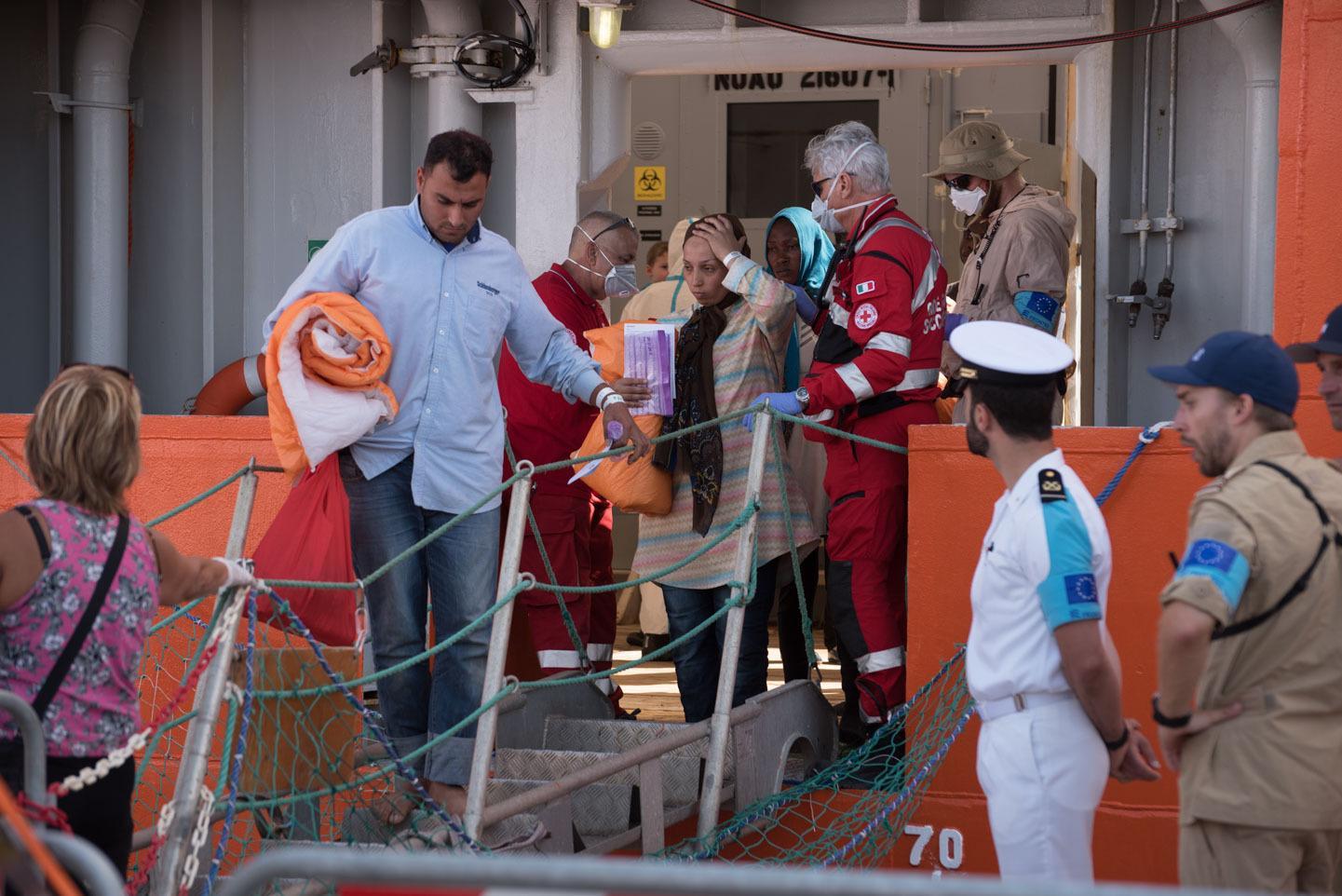 Uno sbarco di migranti a Cagliari (foto Mario Rosas)