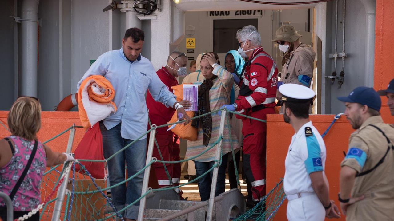 Uno sbarco di migranti a Cagliari (foto Mario Rosas)