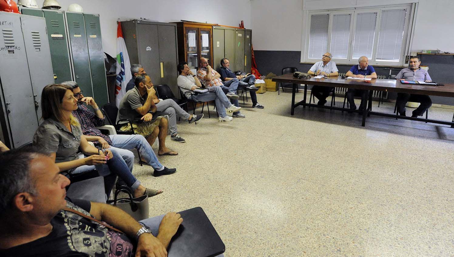 Una riunione del consiglio di fabbrica Aferpi (foto Paolo Barlettani)