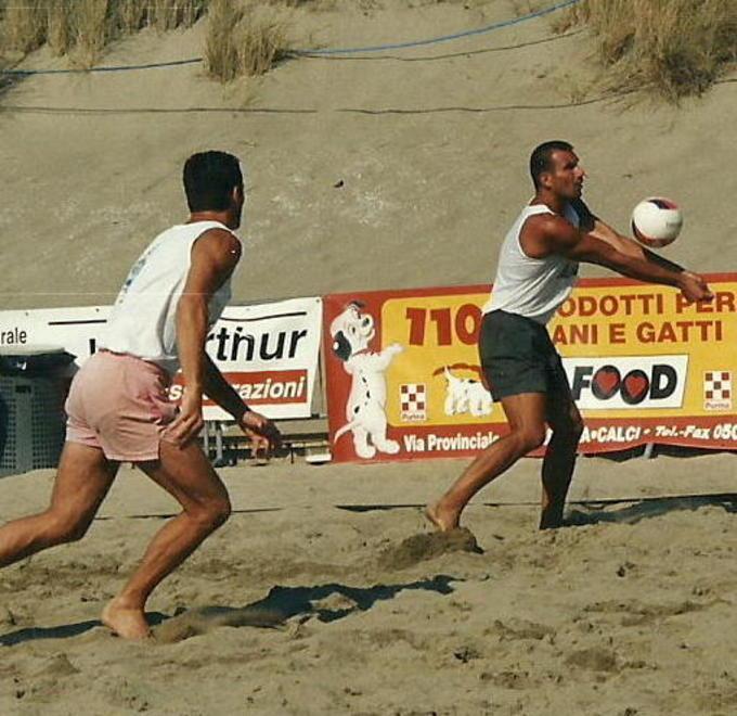 Tanta pallavolo sulla spiaggia al bagno Calypso