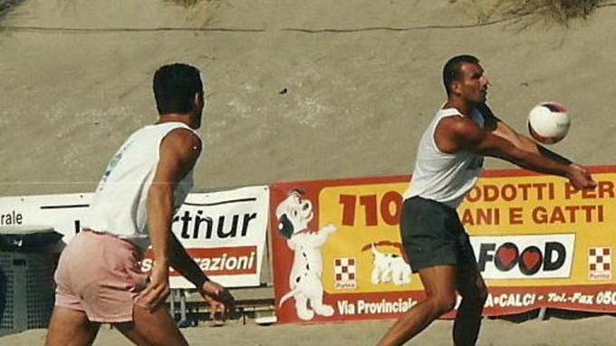 Tanta pallavolo sulla spiaggia al bagno Calypso