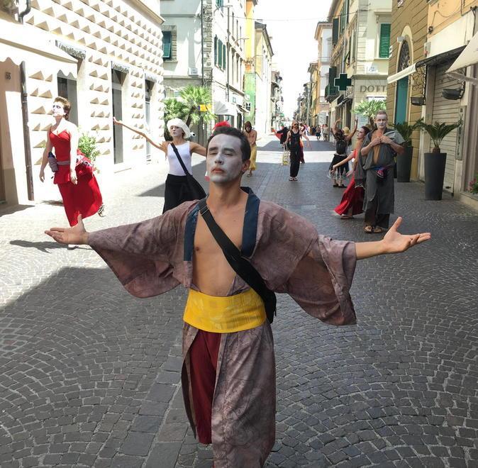 Danza in maschera sotto il sole