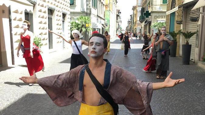 Danza in maschera sotto il sole