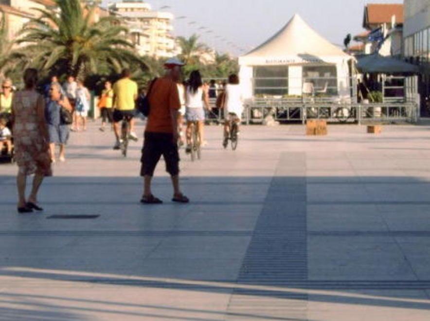 Anziano investito da una bici in Passeggiata 