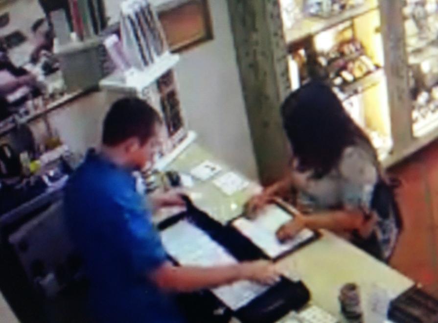 «Mi fa vedere i bracciali?» Poi gli sfila il rotolo di ori 