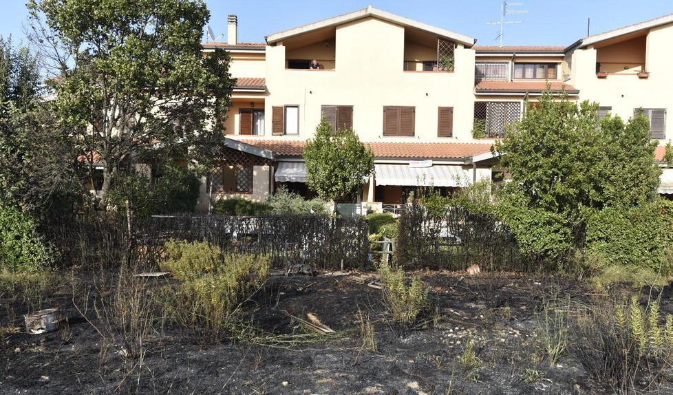 Il piromane sfida i vigili del fuoco 