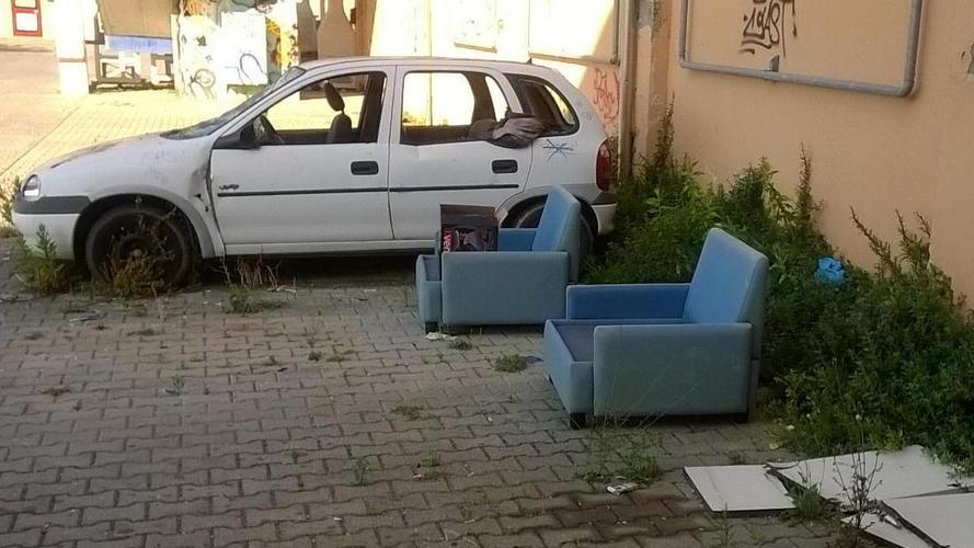 Cimitero di auto e rifiuti al centro commerciale