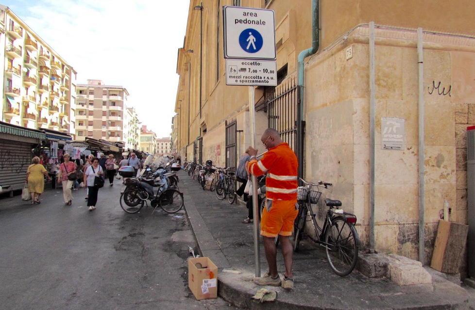 Via alla zona pedonale con i posteggi per scooter 