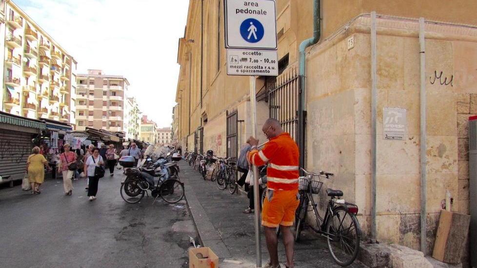 Via alla zona pedonale con i posteggi per scooter