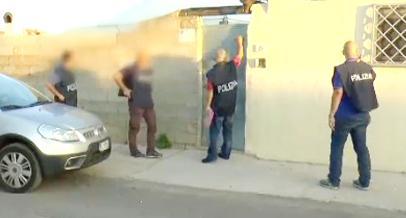 Compravano le ragazze all’asta e le obbligavano a prostituirsi 