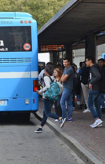 Cresce la protesta per i ritardi del pullman 