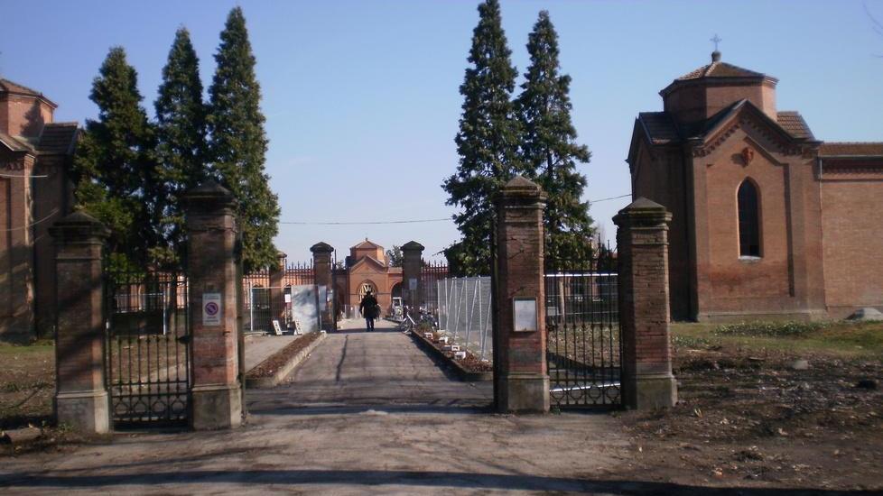 Ladri rubano i portalampada dalle lapidi