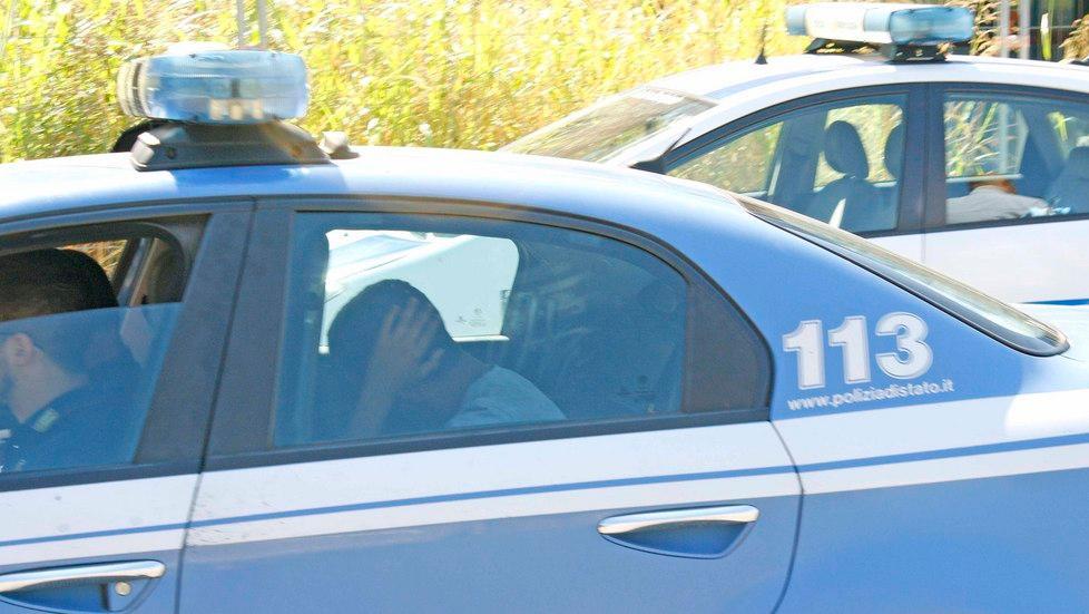 Erano abusivi nel Palaspecchi Denunciati e trasferiti a Brindisi